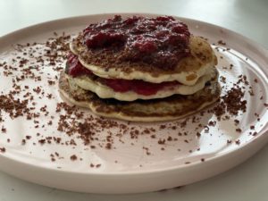 Amerikanska pannkakor med hallon och choklad