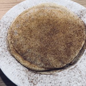 Pannkakor utan ägg med kanel och socker